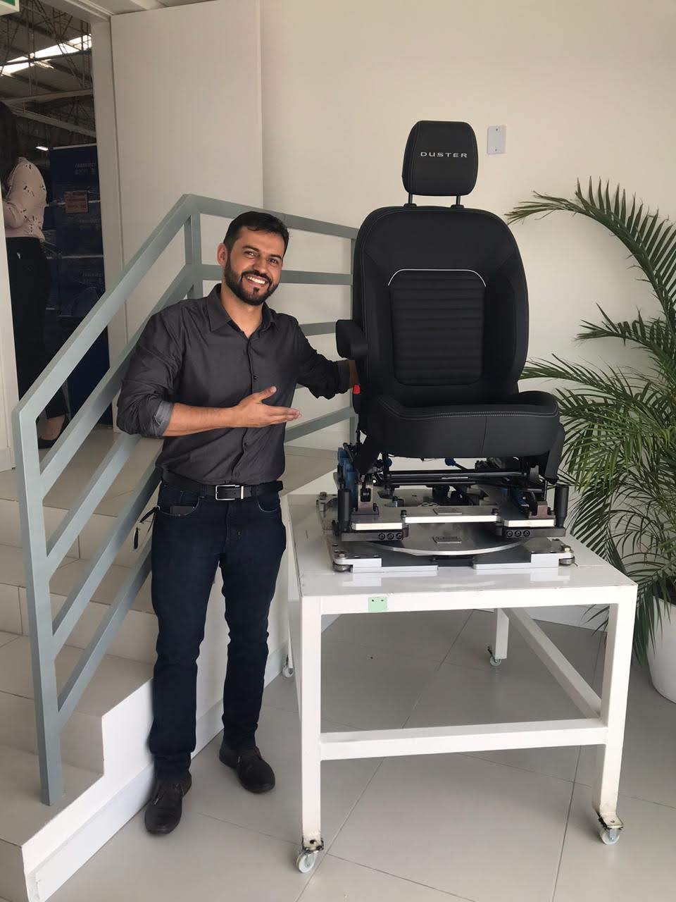 Bruno Castro ao lado do banco Renault Duster validado